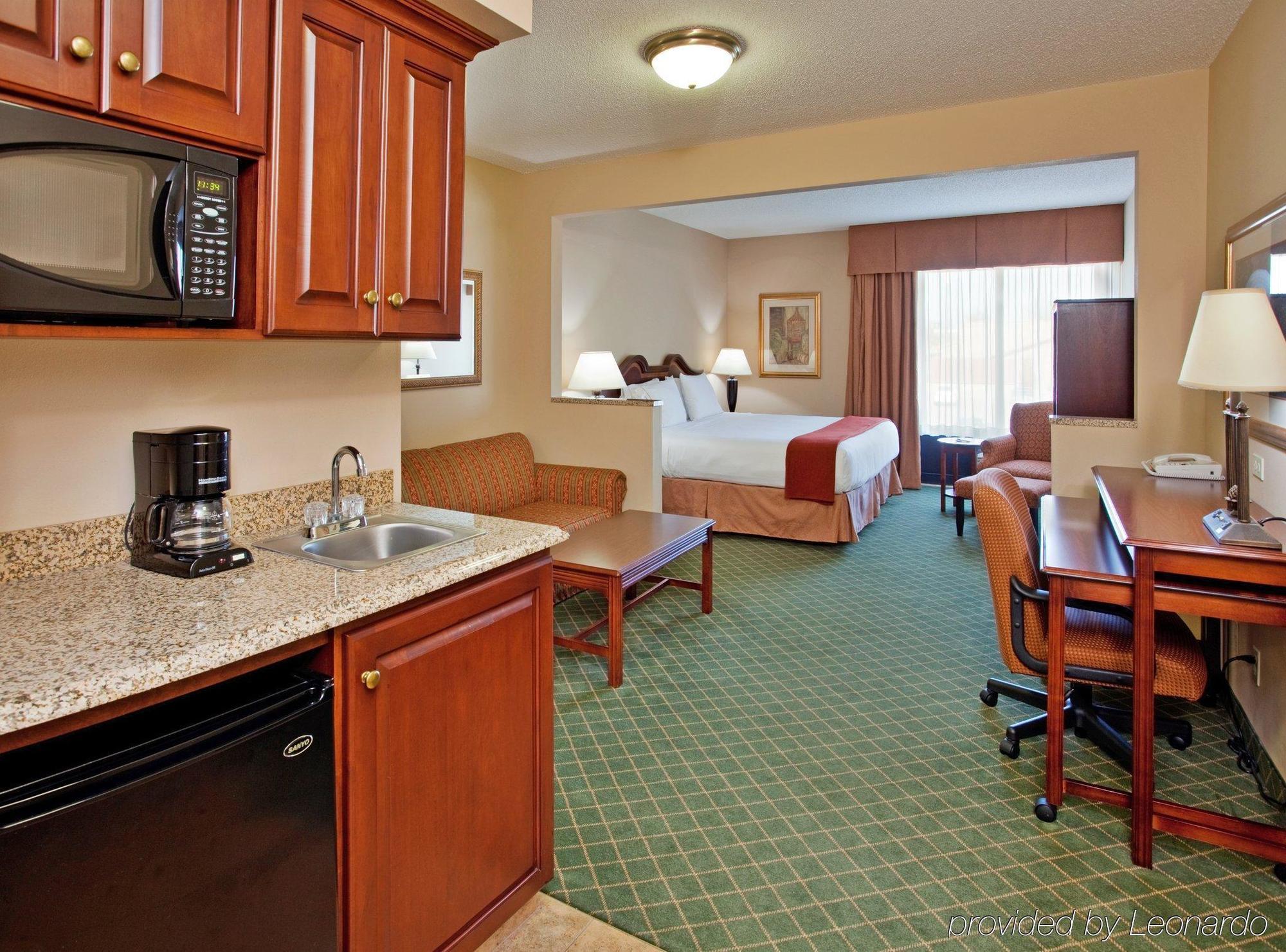 Holiday Inn Express Hotel & Suites Cape Girardeau I-55, An Ihg Hotel Room photo